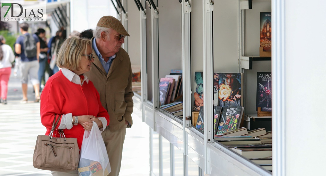 ¿Has pasado ya por la Feria del Libro de Badajoz? Búscate en nuestras fotos