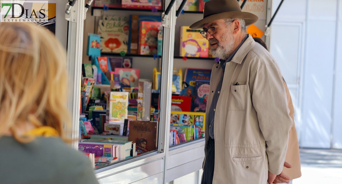 ¿Has pasado ya por la Feria del Libro de Badajoz? Búscate en nuestras fotos