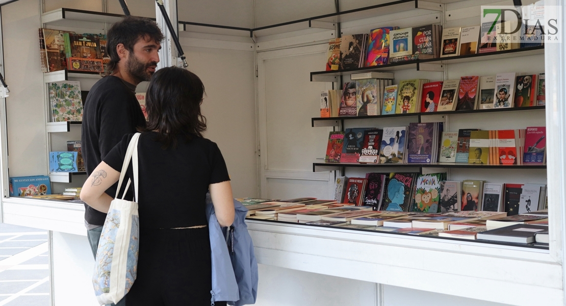 ¿Has pasado ya por la Feria del Libro de Badajoz? Búscate en nuestras fotos