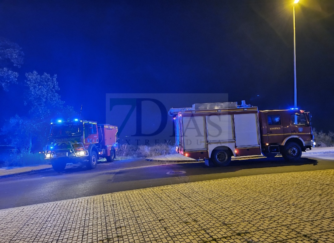 Bomberos del SEPEI trabajan en un incendio urbano