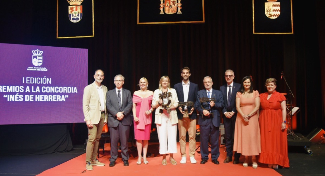 La Asamblea de Extremadura recibe el 'Premio a la Concordia Inés de Herrera'