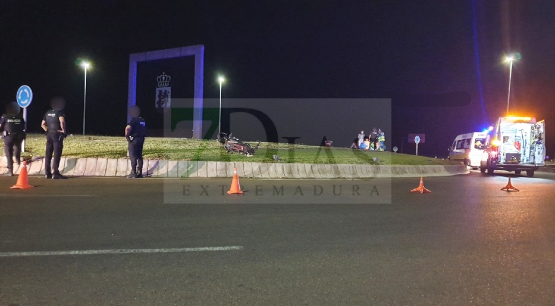 Fallece un motorista tras colisionar contra una rotonda en Badajoz esta madrugada