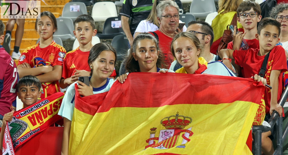 Búscate en las imágenes del España - Andorra en Badajoz