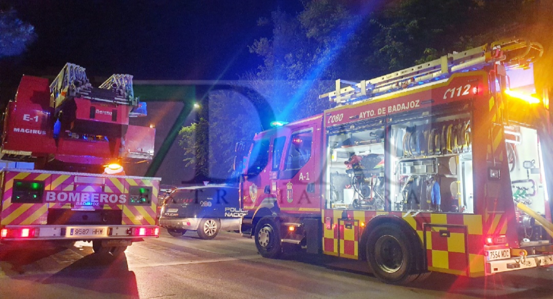 Bomberos de Badajoz trabajan de madrugada en un incendio en Valdepasillas (BA)