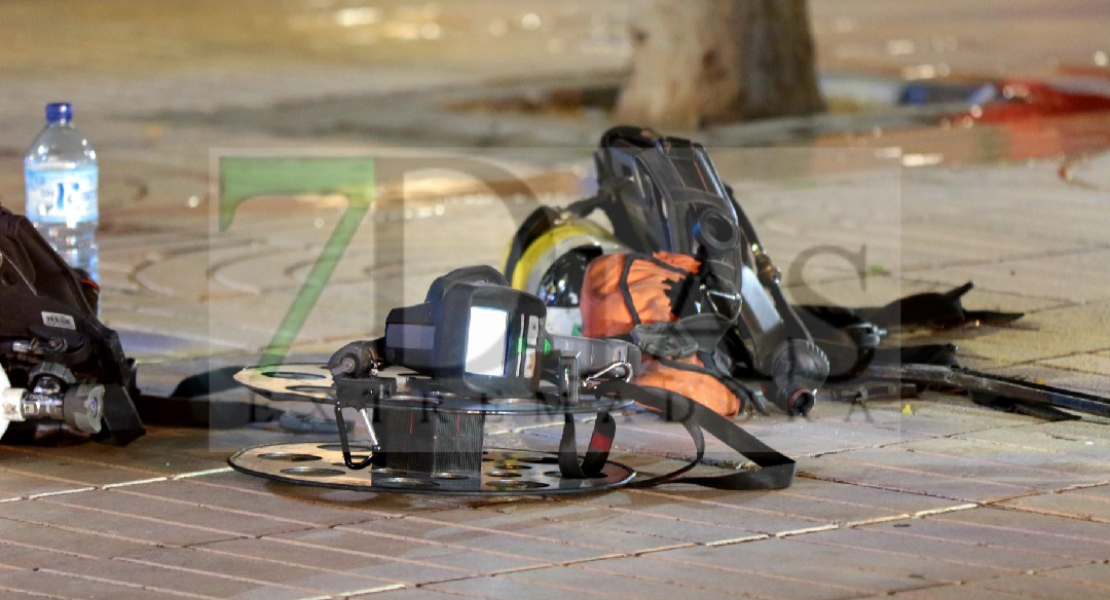 Bomberos de Badajoz trabajan de madrugada en un incendio en Valdepasillas (BA)