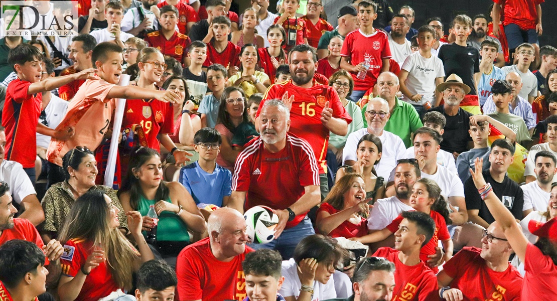 Búscate en las imágenes del España - Andorra en Badajoz