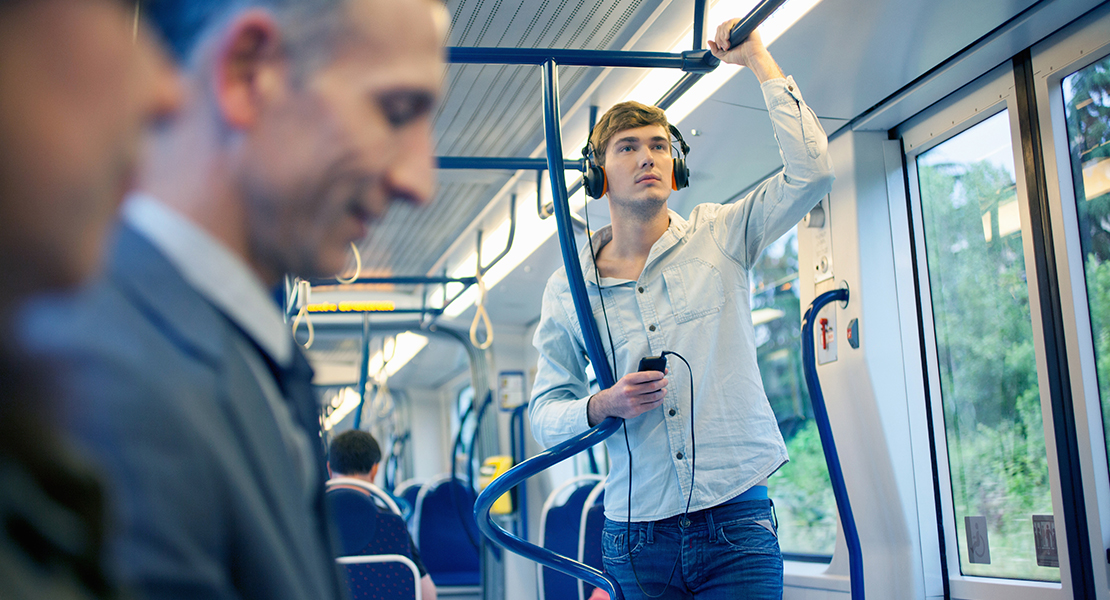 Si eres joven puedes viajar casi gratis de esta forma en tren y autobús