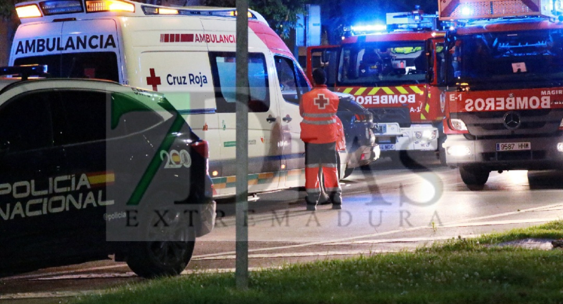 Bomberos de Badajoz trabajan de madrugada en un incendio en Valdepasillas (BA)