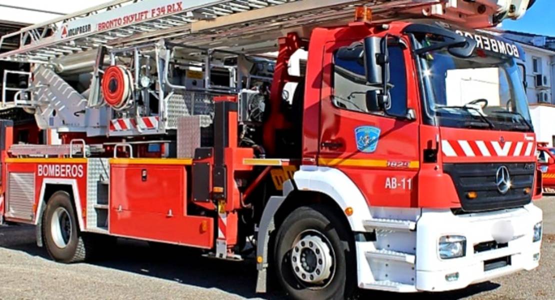 Cinco personas intoxicadas en un incendio en Cáceres