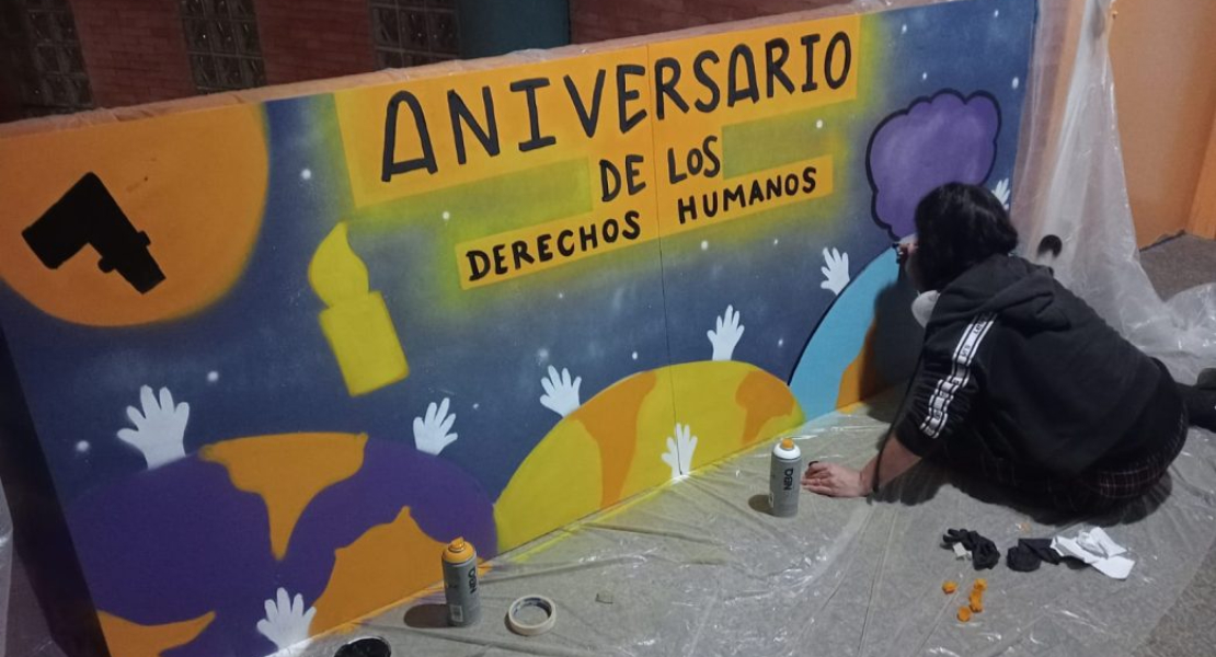 La artista cacereña Bibrarte dona un mural a Amnistía Internacional