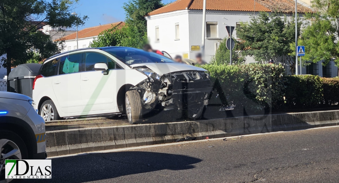 Un coche se empotra contra la mediana en la avenida Juan Sebastián Elcano en Badajoz