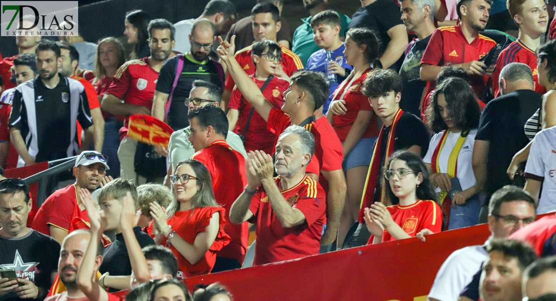 Búscate en las imágenes del España - Andorra en Badajoz