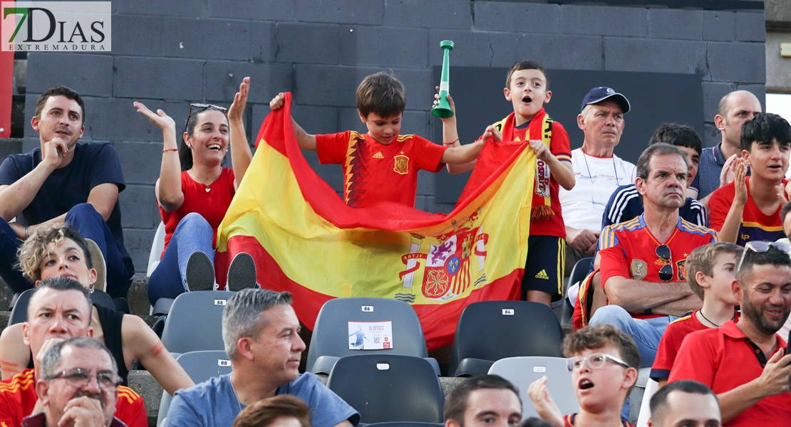 Búscate en las imágenes del España - Andorra en Badajoz