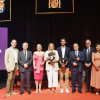 La Asamblea de Extremadura recibe el 'Premio a la Concordia Inés de Herrera'