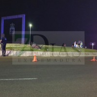 Fallece un motorista tras colisionar contra una rotonda en Badajoz esta madrugada