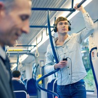 Si eres joven puedes viajar casi gratis de esta forma en tren y autobús