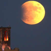 No pierdas de vista el cielo esta noche: la primera Luna llena del verano te sorprenderá