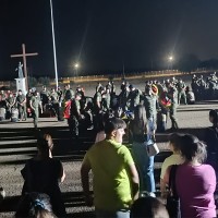 Los familiares despiden a los militares que parten a Letonia de misión desde Extremadura