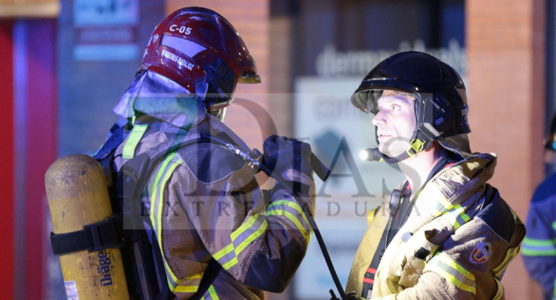 Bomberos de Badajoz trabajan de madrugada en un incendio en Valdepasillas (BA)