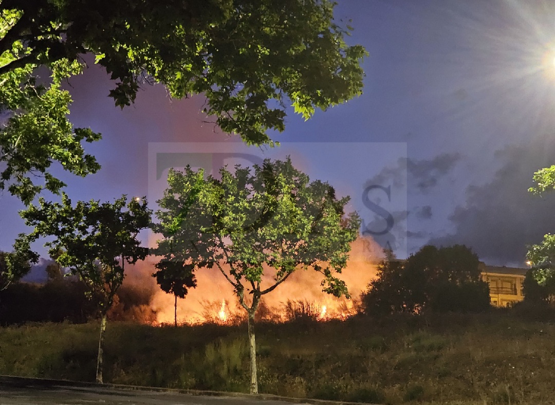 Bomberos del SEPEI trabajan en un incendio urbano