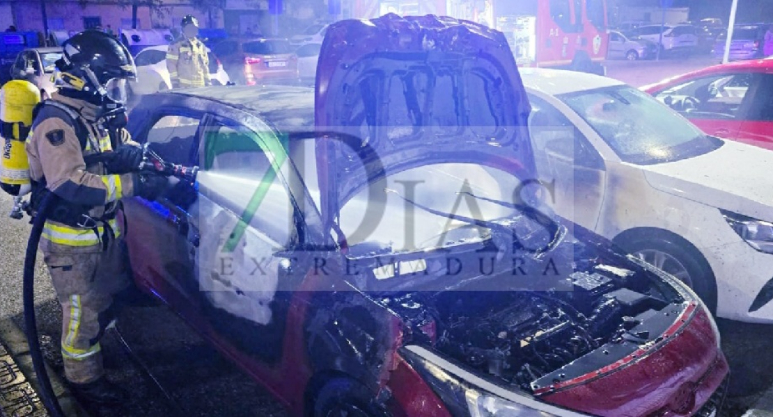 Se incendia un vehículo de madrugada en Badajoz