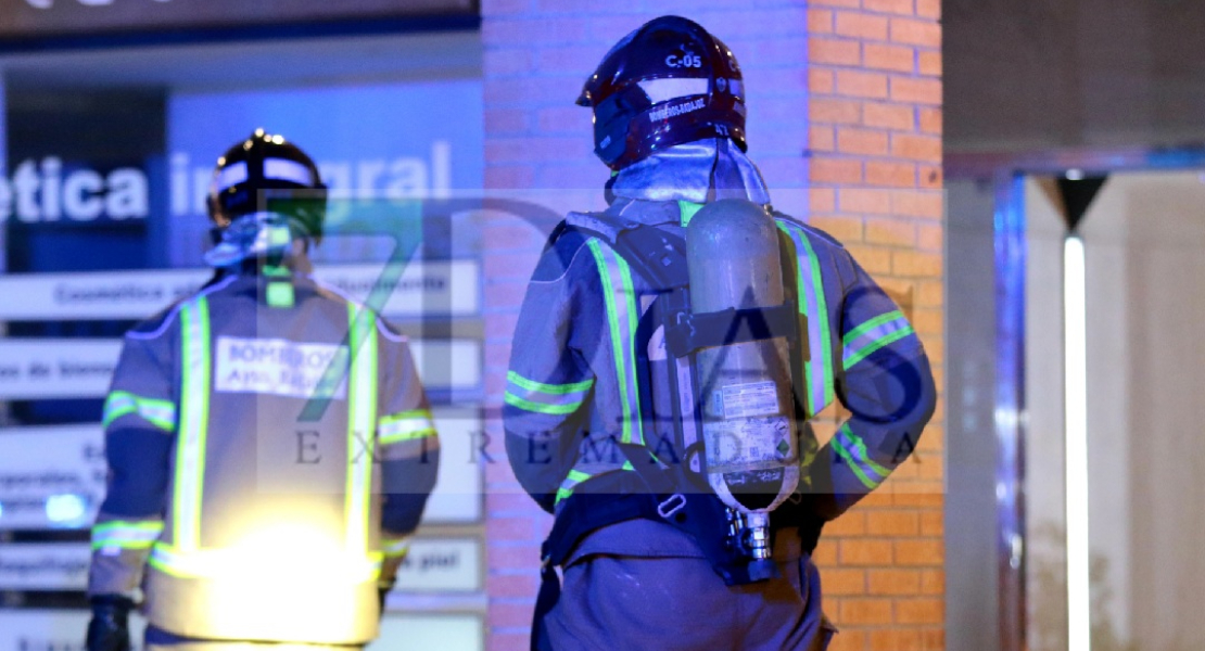 Bomberos de Badajoz trabajan de madrugada en un incendio en Valdepasillas (BA)