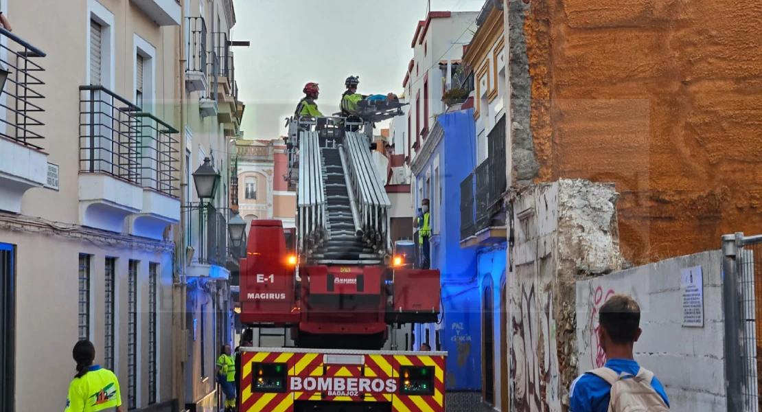 Así ha sido la intervención de los bomberos en una vivienda del centro de Badajoz