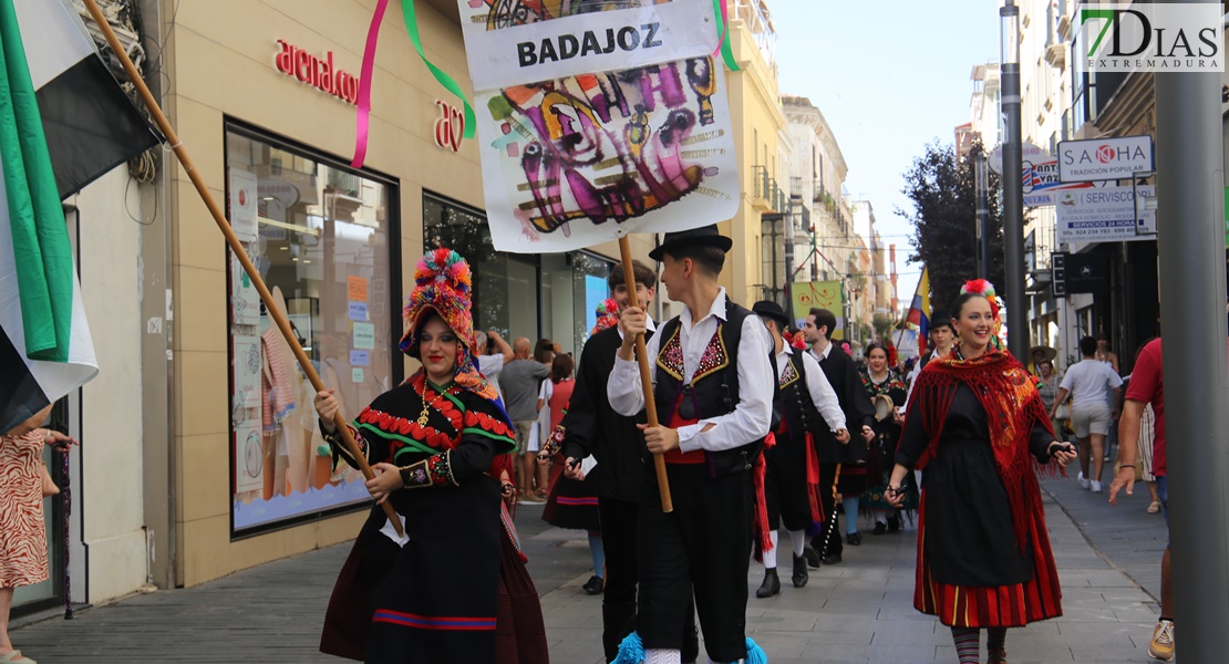 Las calles de Badajoz rebosan de alegría y color en el desfile del Festival Folklórico de Extremadura