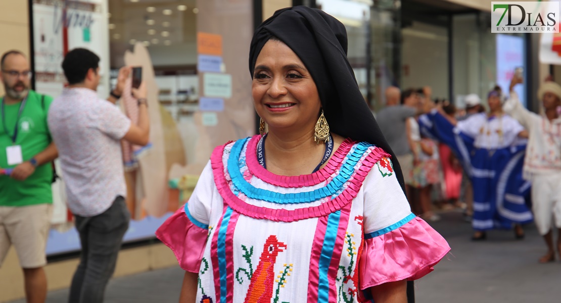 Las calles de Badajoz rebosan de alegría y color en el desfile del Festival Folklórico de Extremadura