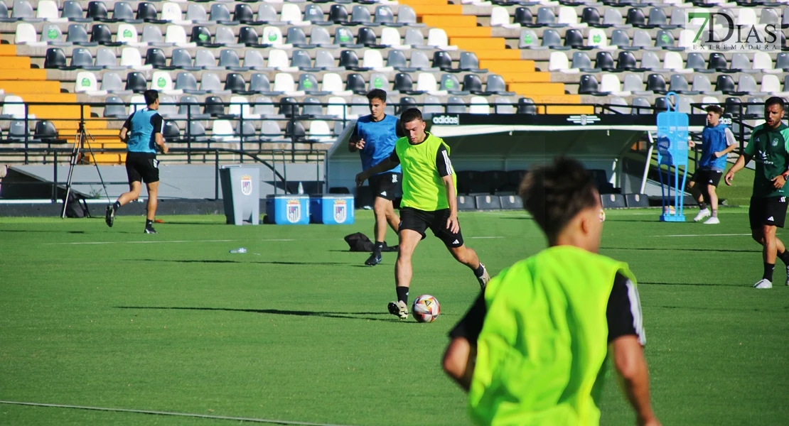 Imágenes del primer entrenamiento del CD Badajoz y entrevista a Álex Herrera