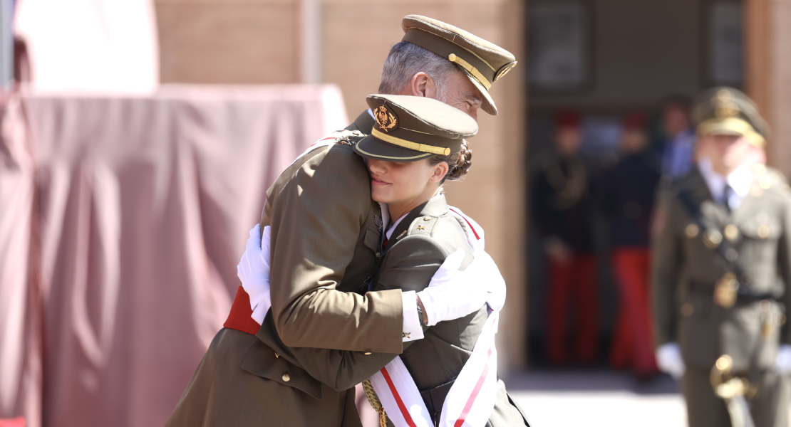 Felipe VI entrega a la princesa Leonor la Gran Cruz del Mérito Militar tras su paso por Zaragoza