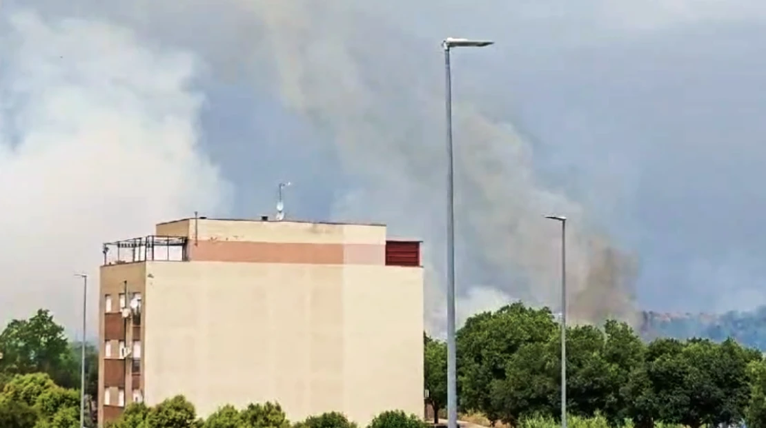 La Policía corta la Avenida Manuel Rojas Torres por un incendio