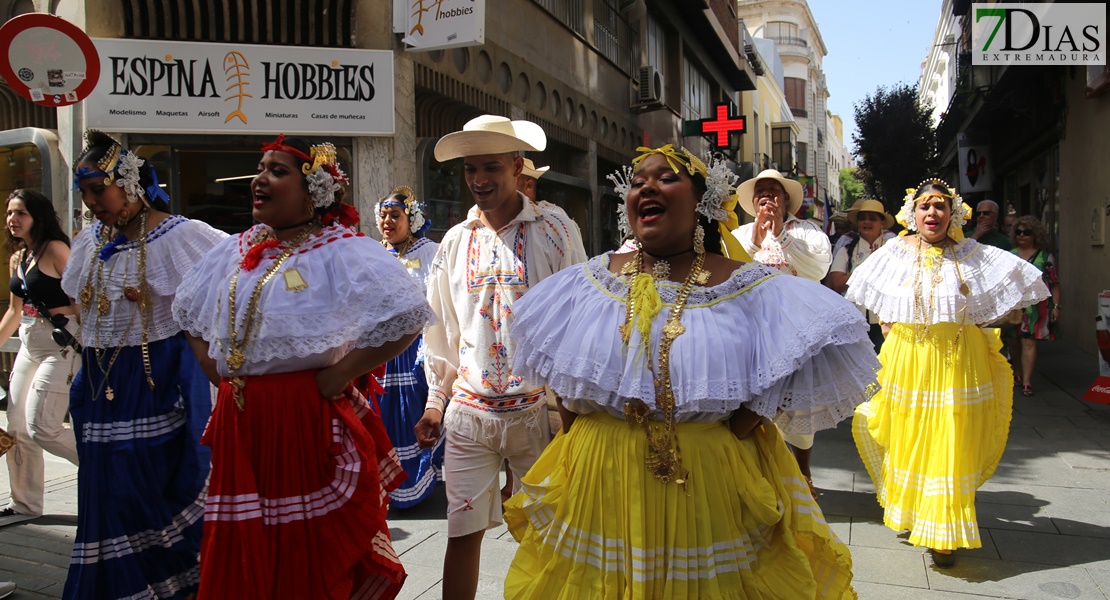 Las calles de Badajoz rebosan de alegría y color en el desfile del Festival Folklórico de Extremadura