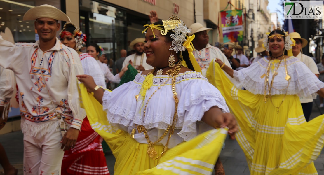 Las calles de Badajoz rebosan de alegría y color en el desfile del Festival Folklórico de Extremadura