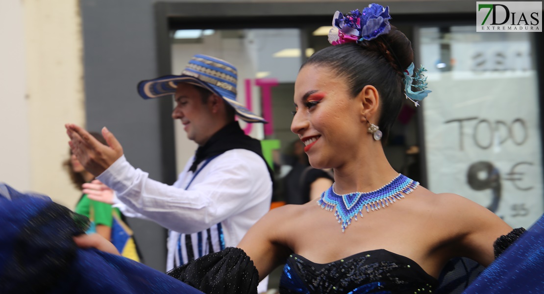 Las calles de Badajoz rebosan de alegría y color en el desfile del Festival Folklórico de Extremadura