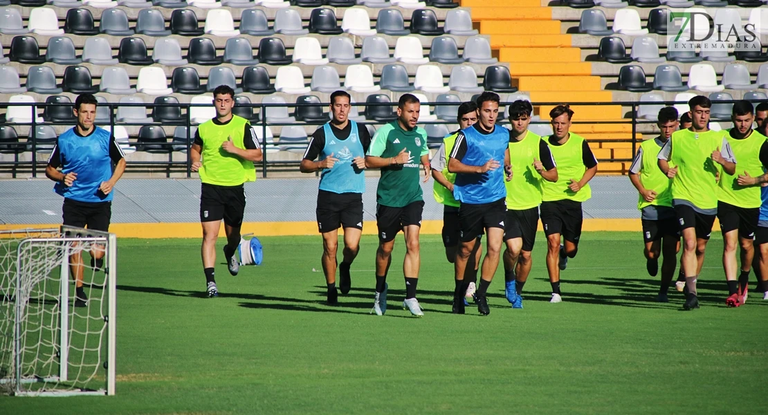 Imágenes del primer entrenamiento del CD Badajoz y entrevista a Álex Herrera