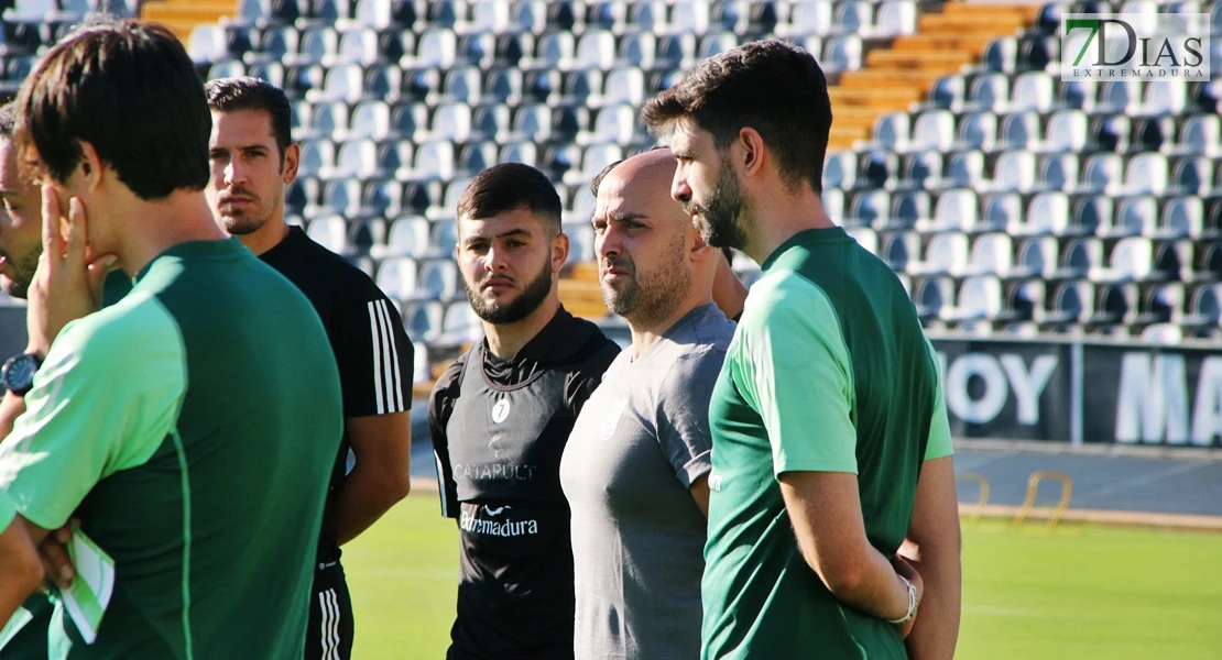 Imágenes del primer entrenamiento del CD Badajoz y entrevista a Álex Herrera