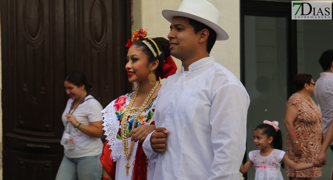 Las calles de Badajoz rebosan de alegría y color en el desfile del Festival Folklórico de Extremadura