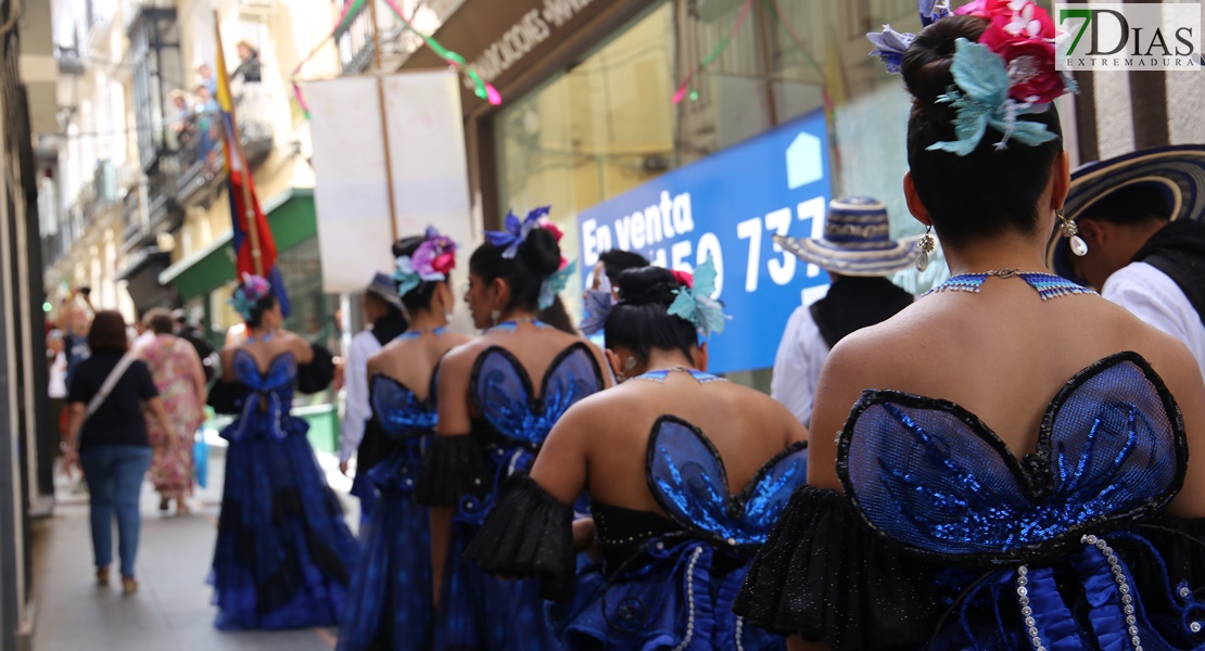 Las calles de Badajoz rebosan de alegría y color en el desfile del Festival Folklórico de Extremadura