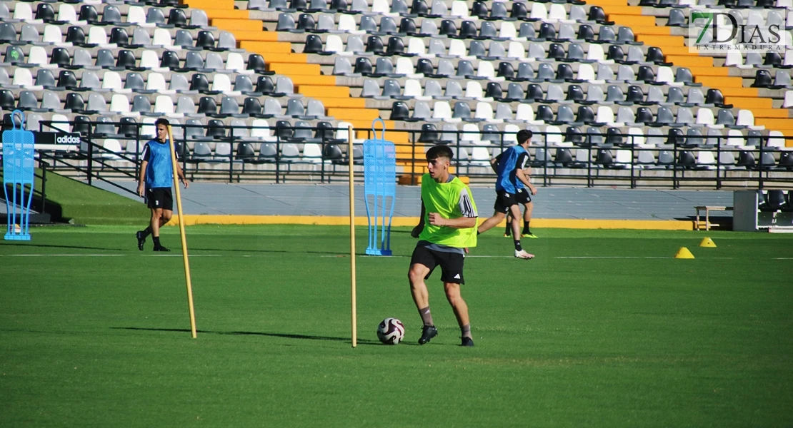 Imágenes del primer entrenamiento del CD Badajoz y entrevista a Álex Herrera