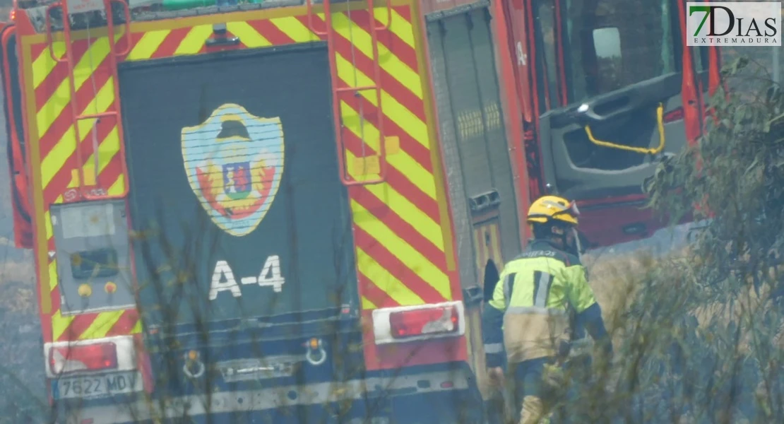 Declarado el nivel 1 en un incendio en Badajoz: está próximo a viviendas