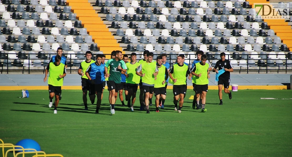 Imágenes del primer entrenamiento del CD Badajoz y entrevista a Álex Herrera