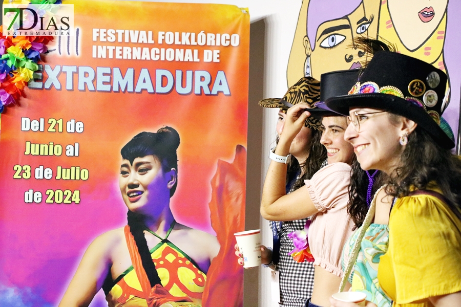 Fiesta para dar la bienvenida a los países participantes en el Festival Folklórico de Extremadura