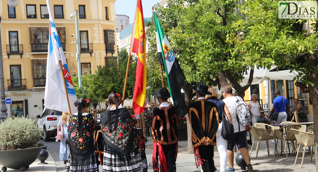 Las calles de Badajoz rebosan de alegría y color en el desfile del Festival Folklórico de Extremadura