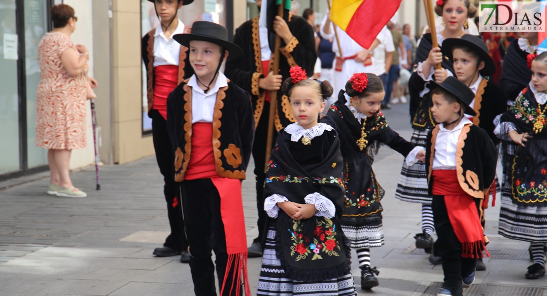 Las calles de Badajoz rebosan de alegría y color en el desfile del Festival Folklórico de Extremadura