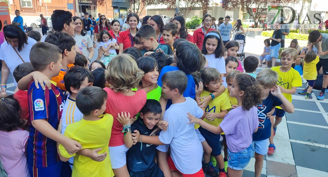 Pequeños y mayores disfrutan de las tradiciones de los países del Festival Folklórico en Badajoz