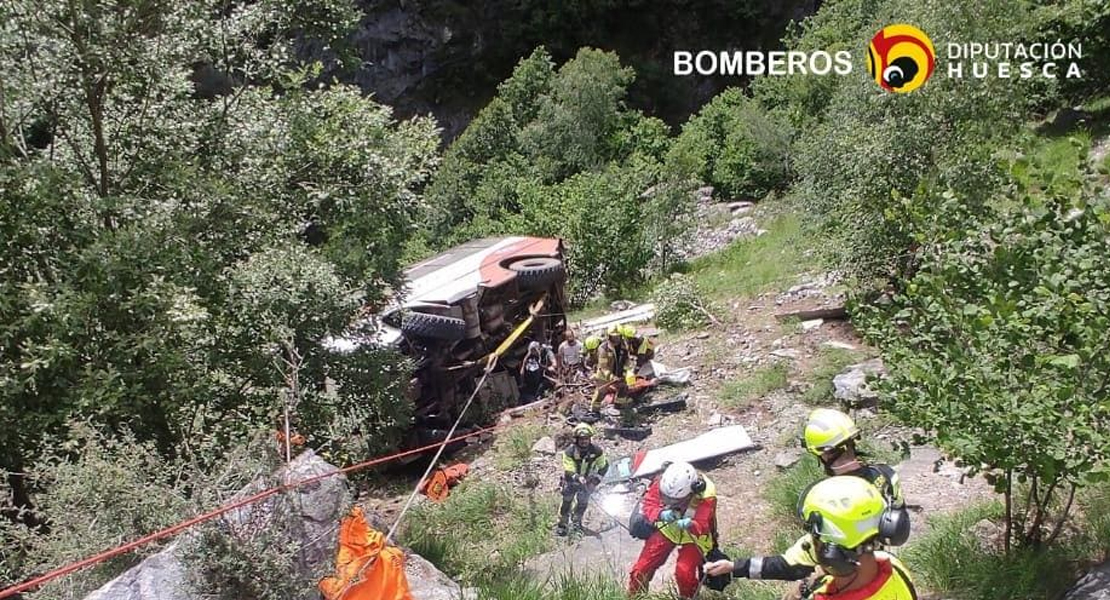 Tres menores en estado grave tras precipitarse un microbús