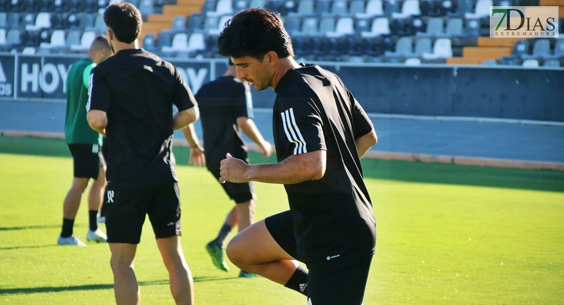 Imágenes del primer entrenamiento del CD Badajoz y entrevista a Álex Herrera