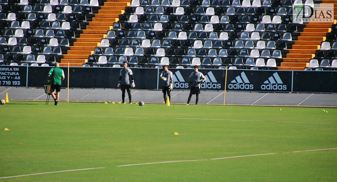 Imágenes del primer entrenamiento del CD Badajoz y entrevista a Álex Herrera