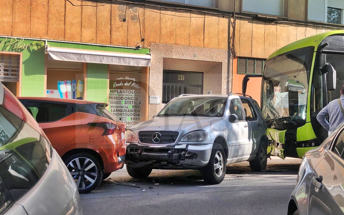 Un autobús impacta contra cinco coches para evitar un atropello en Badajoz